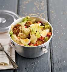 Salada com mini-hambúrgueres de atum