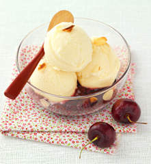 Crème glacée sans gluten et coulis de cerises