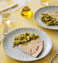 Pez espada con fritada de pimientos verdes para dos