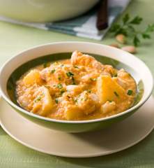 Guiso de pechuga de pollo, patatas y judías blancas