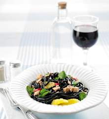 Linguine preto com atum e molho de laranja