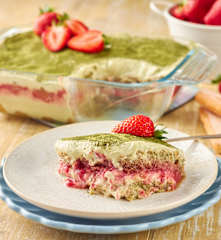Tiramisú con té matcha y fresas