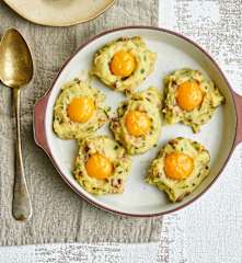 Nuvens de batata com bacon e ovo