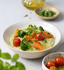 Basilikumrisotto mit Schmortomaten und Gemüse