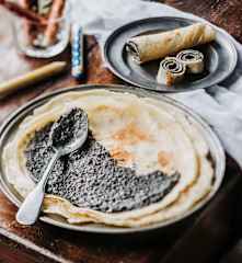 Crêpe fourrée au houmous de sésame noir