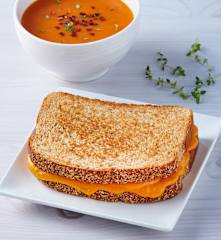 Grilled-cheese sandwich y sopa de jitomate