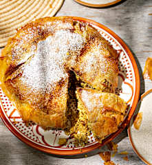 Pastilla au poulet, aux amandes et à la cannelle