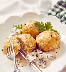 Speckknödel mit Champignonsauce