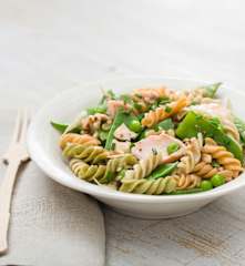 Ensalada de pasta integral con salmón, guisantes y tirabeques