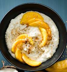 Thajská kokosovo-rýžová kaše s mangem