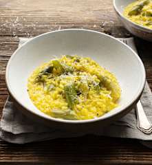 Szafranowe risotto ze szparagami