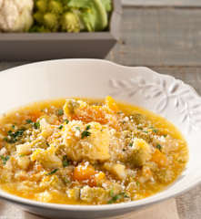 Sopa de coliflor y romanescu con calabaza