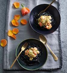Esparguete negro com frutos do mar e molho de maracujá