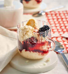 Brombeer-Raffaello®-Trifle
