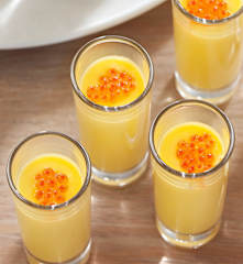 Crema de porrusalda con bacalao y huevas de trucha