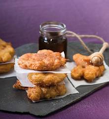 Tortillitas de bacalao con miel de caña