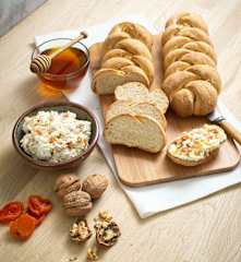 Whey bread with soft cheese (TM6)