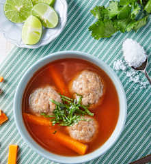 Sopa de albóndigas