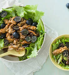 Ensalada con pollo dorado, uvas y pasas