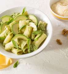 Pasta con pesto de nueces y aguacate