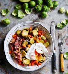 Legumes com bacon, abacate e ovo escalfado