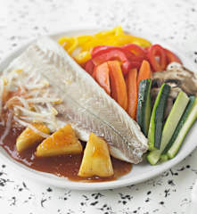 Lubina con verduritas crujientes y salsa agridulce