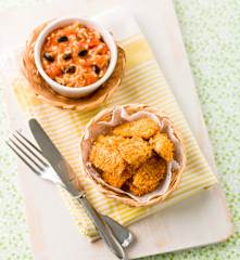 Nuggets de peixe e arroz de tomate com feijão preto