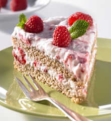 Nuss-Biskuit-Torte mit Himbeersahne