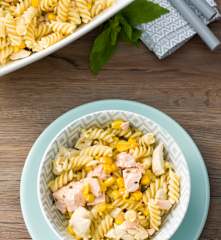 Ensalada de pasta con pollo y salmón