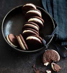 Biscuits au chocolat noir et crème de chocolat blanc
