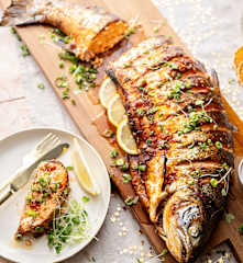 Saumon entier rôti avec sauce épicée miso et gochujiang