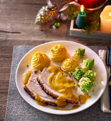 Glasierter Schinkenbraten mit Herzoginkartoffeln und Romanesco
