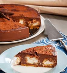 Torta al cioccolato con profiteroles