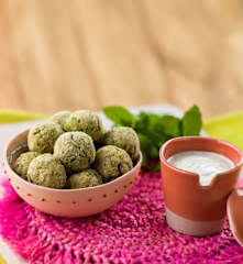 Bolinhas de ervilhas e queijo feta com dip de iogurte