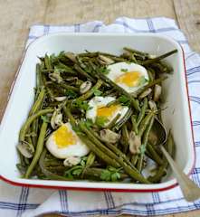 Ensalada tibia de chauchas con huevo poché