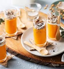 Vasitos de crema de piquillos con trufa y angulas de surimi