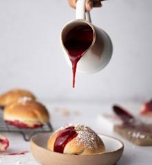 Bollos con salsa de ciruela