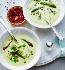 Grüne Spargelsuppe mit Erbsen