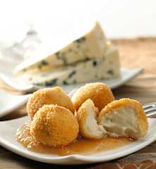 Crocchette con Gorgonzola e salsa alle mele cotogne