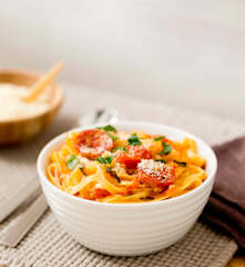 Φετουτσίνι με κρεμώδη σάλτσα ντομάτας και σαλάμι