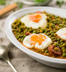 Ervilhas com ovos escalfados