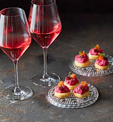 Biscotti al pecorino e mousse di barbabietola