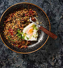 Červeno-zelená čočka se sušenými rajčaty a kapary