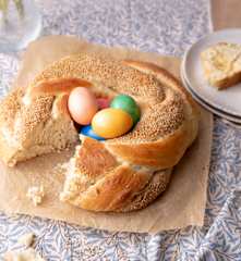 Couronne de challah au sésame avec œufs de Pâques