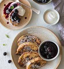 Tostadas francesas con compota de moras