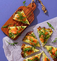 Pizza bianca mit Zucchiniboden, Räucherlachs und Rucola
