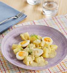 Patatas y huevos con salsa de eneldo