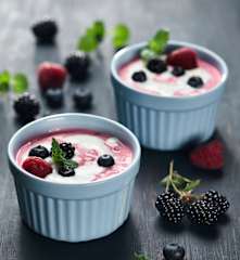 Jogurtový pohár s lesním ovocem a medem