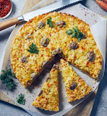 Spitzkohlquiche mit Bratwurstbällchen