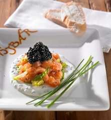 Lachstatar auf Schnittlauch-Schmand mit Kaviar